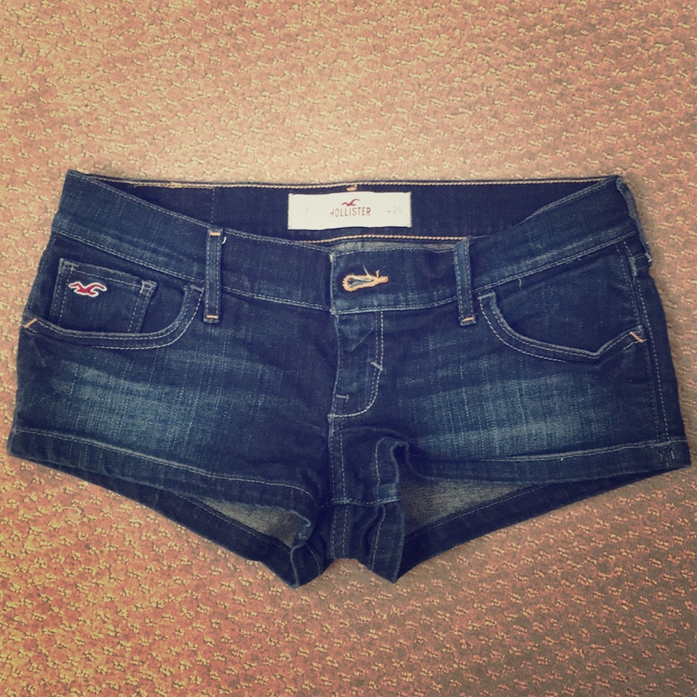 Hollister Low-Rise Dark Denim Shorts — W 26 (EUC)